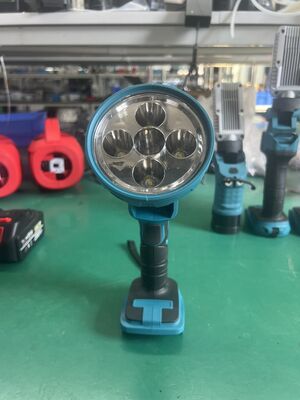 Quality  Compact 17W Handheld Spotlight 900LM Universal Battery Compatible factory